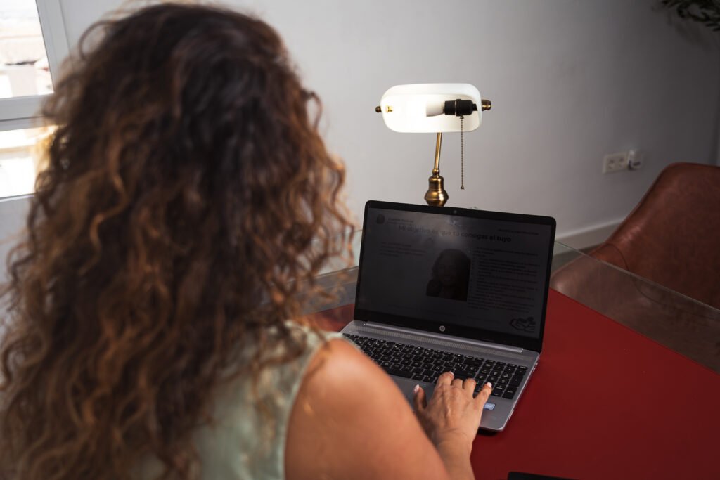 Mujer con su ordenador